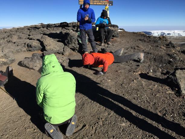 Maður að gera armbeygjur á toppi Kilimanjaro